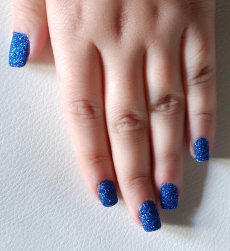 Review: Uñas con glitter azul.