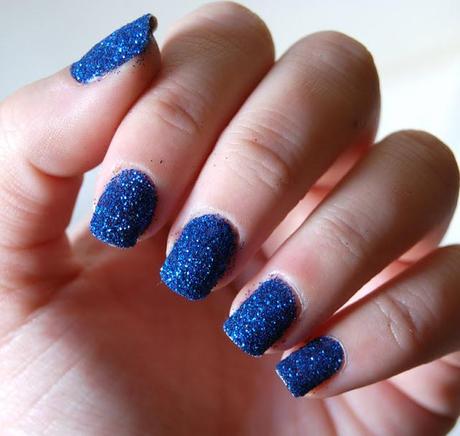 Review: Uñas con glitter azul.