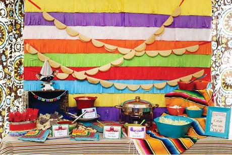 un fondo hecho con guirnaldas de flecos