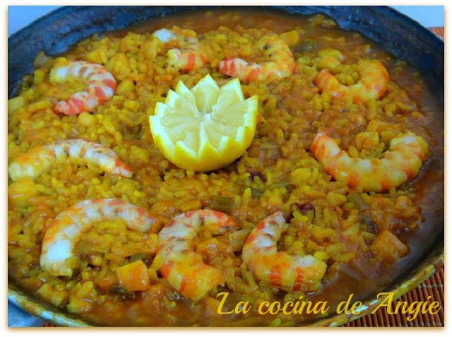 PAELLA CON AJETES Y LANGOSTINOS