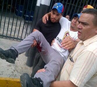 Foto: @eliannabriceno  Esto es en Barquisimeto cerca de las instalaciones del CNE. La GNB ataca a jóvenes.