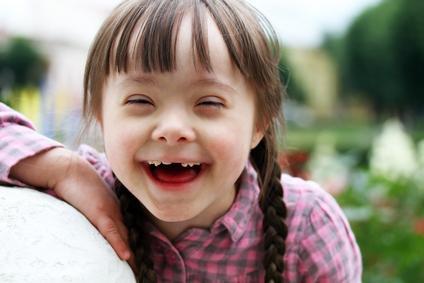 Preciosa niña sonriendo