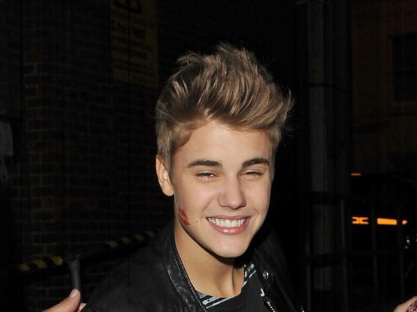 ¡Justin Bieber estuvo acompañado de dos ‘conejitas’!