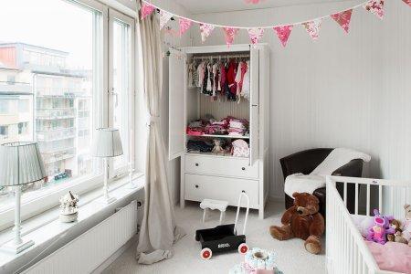 pared negra dormitorio decoración papel de pared pintado papel de pared decoración lineas rectas flores grises papel pared diseño escandinavo decoración decoración nórdica blanco decoración dormitorios negro rosa cocinas modernas blancas blog decoración nórdica 