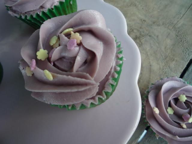 Cupcakes con buttercream de violetas y rellenos de chocolate