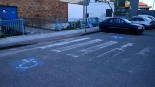 Señal vertical tirada en la plaza junto al pabellón del Rosal. // G.N.