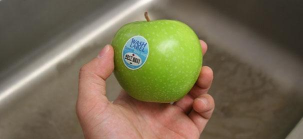 Etiquetas que ayudan a lavar la fruta