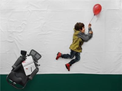 La imaginación de un fotógrafo alegra la vida a un chico con distrofia
