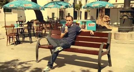 andrés iniesta sentado en un banco en el spot de Kalise