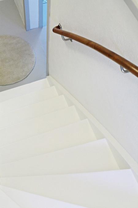 quedamos en decoración papel decoración escaleras escaleras al sótano en blanco diy escaleras decoración diseño de escaleras decoración diseño interiores nórdicos decoración de interiores decoración de escaleras deco bloggers blog diseño nordico blog decoración nórdica 
