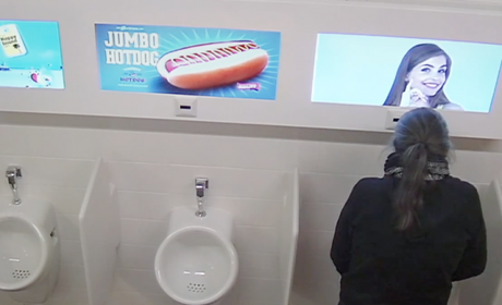 Una pantalla que te mira la churra mientras meas