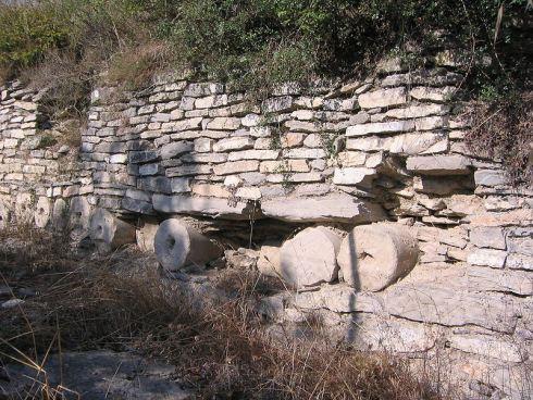 restos de la muralla de iruña-veleia