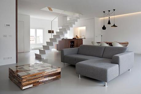 Quedamos en la escalera