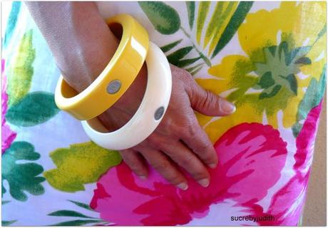 A TOUCH OF FLOWERS A TOUCH OF FLOWERS