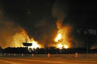 Muertos en explosión fábrica en Téxas serían más de 70.