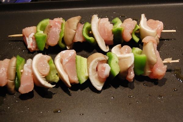 Brochetas de pollo y setas con salsa de queso Cheedar blanco