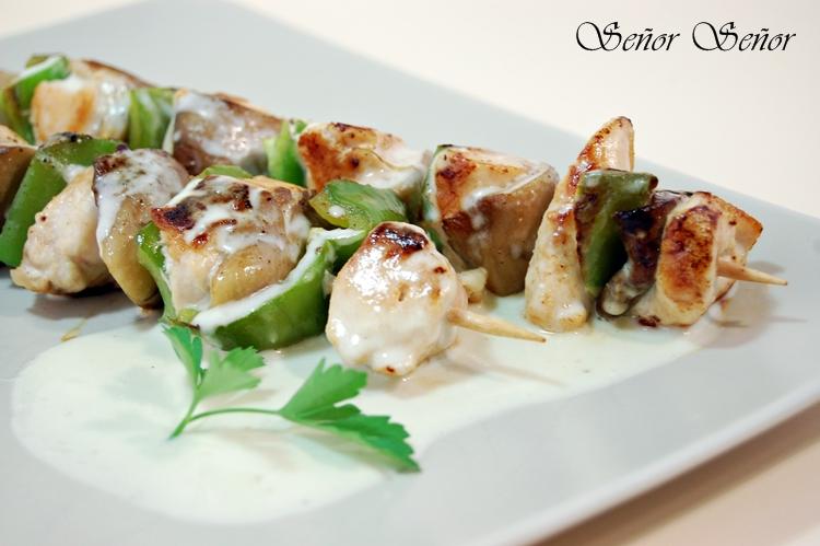 Brochetas de pollo y setas con salsa de queso Cheedar blanco