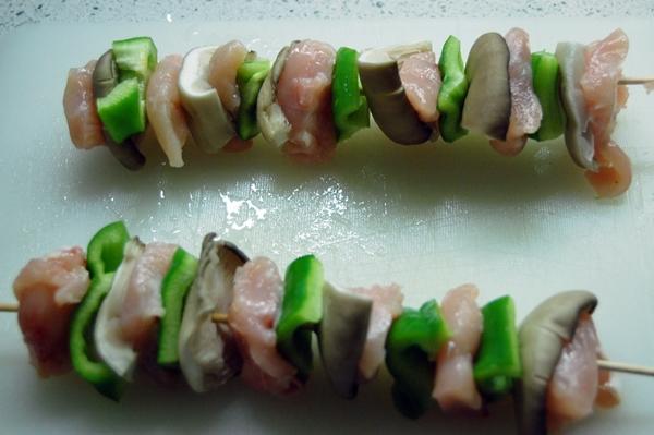 Brochetas de pollo y setas con salsa de queso Cheedar blanco