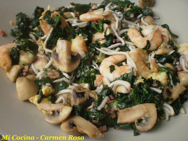 REVUELTO DE ESPINACAS CON LANGOSTINOS, CHAMPIÑONES Y GULAS
