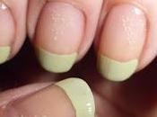 Manicura francesa verde florecitas estampadas