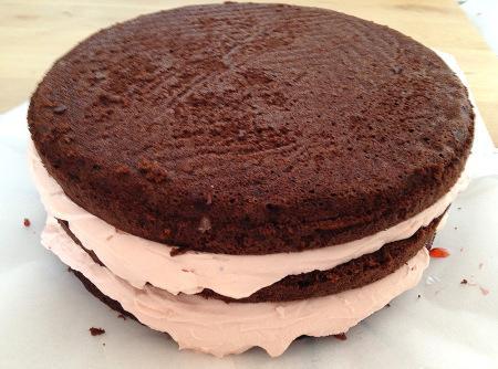 Buen finde Tarta de chocolate y crema de fresa tarta de 3 pisos decoración tarta casera de cumpleaños recetas delikatissen receta facil de tarta de chocolate y fresa decoración de tartas crema de relleno de fresas blog de recetas americanas bizcocho de chocolate chocolate pound cake almíbar de fresa