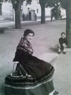 zumba en Segovia mujer vestida de segoviana 1956