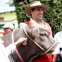 REGALAR AMBULANCIAS, LAPTOPS Y GANADO VACUNO ES UNA GRAN IDIOTEZ... Sostiene Ex Presidente del GORE LIMA