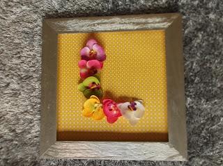 Mariposas y flores en primavera