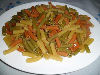 Macarrones tricolores al pisto