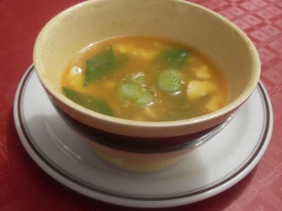 Sopa de miso y calabaza con tofu y tirabeques   ( Tofu to kinusaya no kabocha misoshiru)