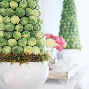 centro de mesa hecho con coles de bruselas