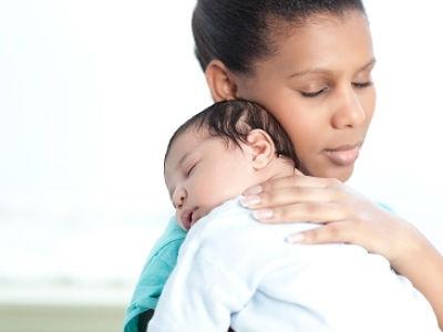 La base científica de porqué el bebé se calma al tomarlo en brazos