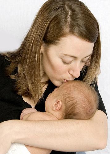 Las madres son las más afectivas para calmar a sus bebés