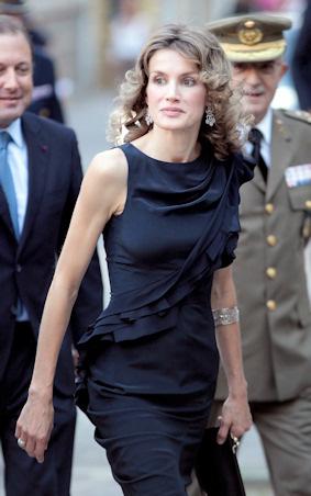 Dña. Letizia en un concierto de la Fundación Luca de Tena con vestido negro reciclado