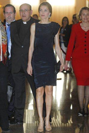 Dña. Letizia en un concierto de la Fundación Luca de Tena con vestido negro reciclado