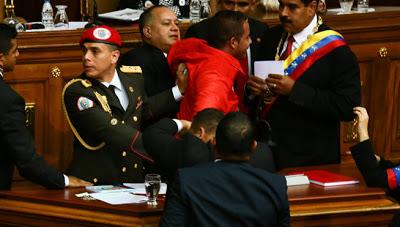 Niclás Maduro asaltado por un hombre en juramentación