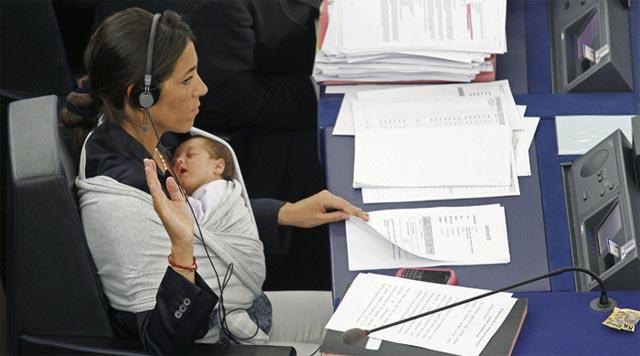 La europarlamentaria italiana Licia Ronzulli con su bebé durante una sesión del Parlamento de Estrasburgo.