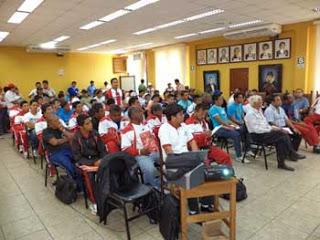 EX SELECCIONADO NACIONAL CAPACITA A PROFESORES DE LAS ESCUELAS DEPORTIVAS DEL GORE LIMA…