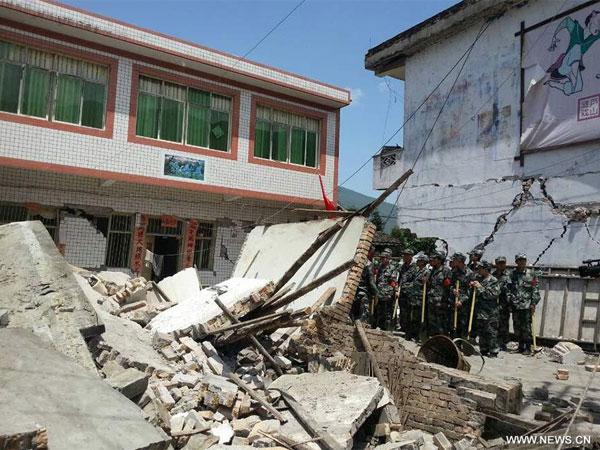 Terremoto en China deja al menos 100 muertos