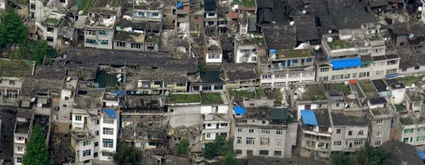 Terremoto en China deja al menos 100 muertos