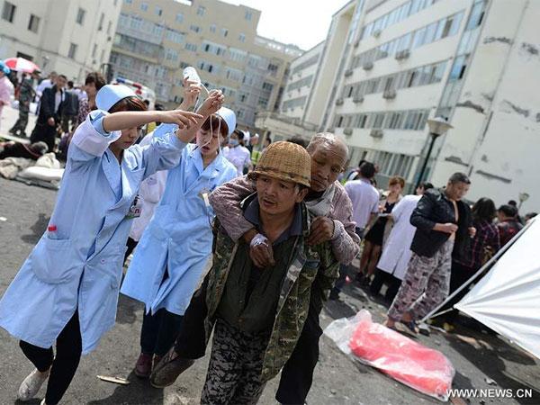 Terremoto en China deja al menos 100 muertos