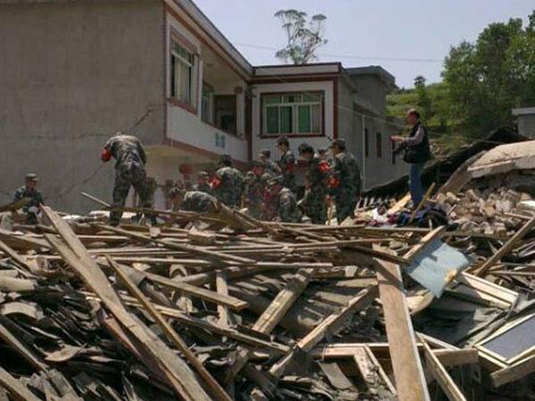 Terremoto en China deja al menos 100 muertos