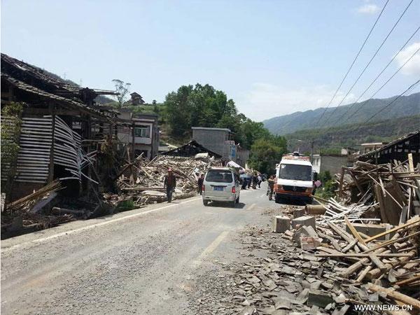 Terremoto en China deja al menos 100 muertos