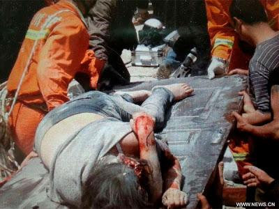 Terremoto en China deja al menos 100 muertos