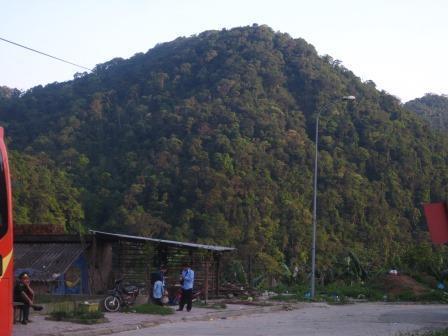 En Vientián, la aburrida capital de Laos, tras una estafa y 22 horas de autobús Montañas de la frontera entre Laos y Vietnam