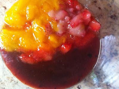 Vinagreta de Mango y Fresas con Ensalada de lechuga, queso, tomates secos en aceite y espárragos.