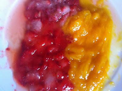 Vinagreta de Mango y Fresas con Ensalada de lechuga, queso, tomates secos en aceite y espárragos.