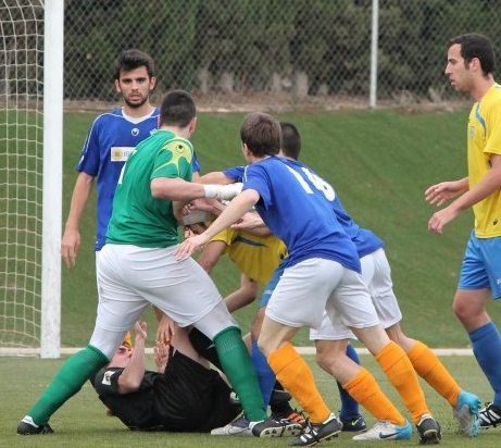 El portero del Alicante Alberto Perez agrede  al colegiado Calabuig LLobregat (fotos)