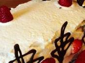 Tarta fresas nata detalles chocolate.