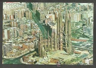 Y ahí está viendo pasar el tiempo... La Sagrada Familia Y ahí está viendo pasar el tiempo... La Sagrada Familia